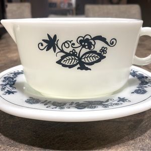 Vintage Pyrex gravy boat!!